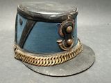 un chapeau bleu orné d'une chaîne dorée autour du bord