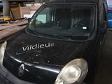 une camionnette garée dans un parking couvert