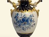 un vase bleu et blanc posé sur un socle noir