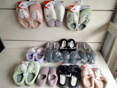 15 paires de pantoufles pointure 31,36,37,38,39,40 et 41