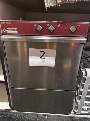 une photo d'un lave-vaisselle sur lequel est apposée une étiquette de prix