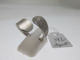 bague en argent sterling présentant un motif texturé et une étiquette de prix sur un fond blanc