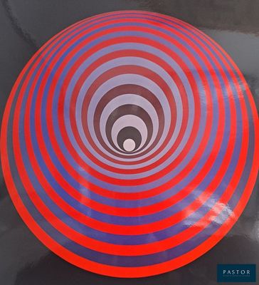 un frisbee rouge et bleu posé sur une surface noire