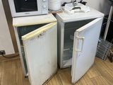 deux petits réfrigérateurs et un micro-ondes posés sur un parquet