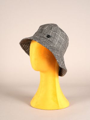 tête de mannequin jaune coiffée d'un chapeau