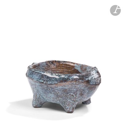 une image représentant un petit bol en céramique muni d'une anse