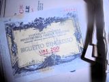une paire de ciseaux posée sur une feuille de papier