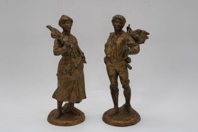 paire de figurines anciennes en bronze représentant un homme et une femme