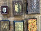 un grand nombre d'objets différents qui se trouvent sur le sol