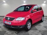 la voiture rouge est garée dans le garage sur le sol en damier