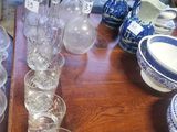 beaucoup de verres vides posés sur une table dans une pièce