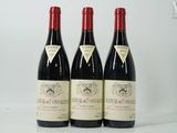 trois bouteilles de vin posées sur une table l'une à côté de l'autre