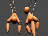une paire de boucles d'oreilles en bois et en métal