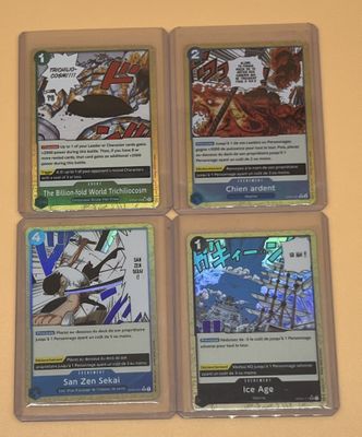 Quatre cartes de jeu sont posées sur une table