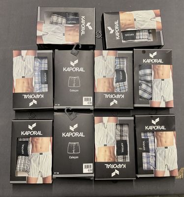 six paires de boxers pour homme sont empilées les unes sur les autres