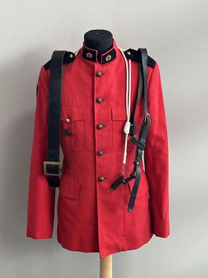 uniforme d'officier britannique rouge et noir présenté sur un mannequin