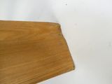 un gros plan d'un morceau de bois posé sur une surface blanche