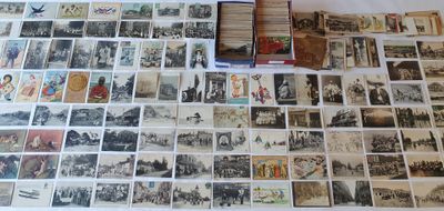 beaucoup de vieilles cartes postales sur la table
