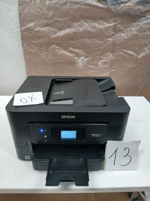 une imprimante posée sur une table, avec une étiquette de prix dessus