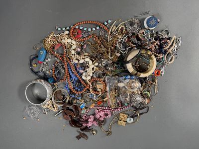 a pile of assorted jewelry on a table
