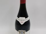 une bouteille de vin posée sur une table