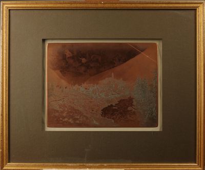 une image représentant un tableau représentant un paysage désertique dans un cadre doré