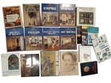un grand nombre de livres posés sur une table