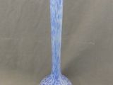 un vase bleu posé sur une table