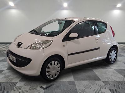 la photo d'une petite voiture blanche garée dans un garage