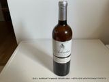 une bouteille de vin posée sur une table
