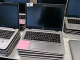 de nombreux ordinateurs portables empilés les uns sur les autres