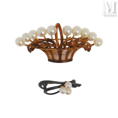un panier de perles et une barrette sur fond blanc