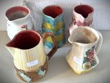 quatre vases posés sur une table