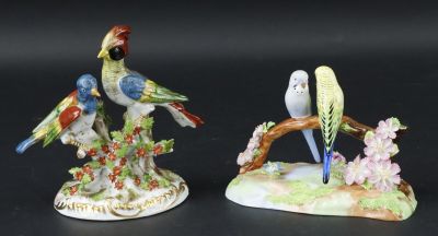 deux figurines représentant des oiseaux perchés sur une branche d'arbre