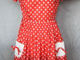 une robe rouge à pois blancs
