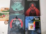 Plusieurs livres sont posés sur une table devant une caméra.