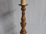 lampe de table en laiton plaqué, dotée d'un abat-jour conique posé sur un socle en bois