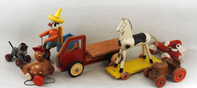 un ensemble d'animaux en peluche et un camion avec un homme à son bord
