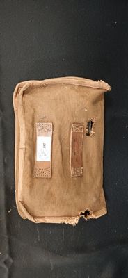 un sac en papier brun muni d'une étiquette, posé sur une surface noire