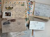 une pile de vieilles lettres et d'enveloppes posée sur une table