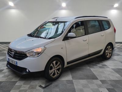 la photo d'une petite camionnette blanche garée dans un garage