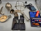 un grand nombre d'outils sur la table