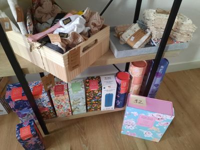 une charrette en bois posée à même le sol, sur laquelle se trouvent divers objets