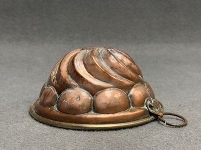 Moule à gâteau en cuivre H. : 7 cm.