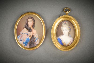 deux portraits miniatures d'une femme et d'un homme dans un cadre doré