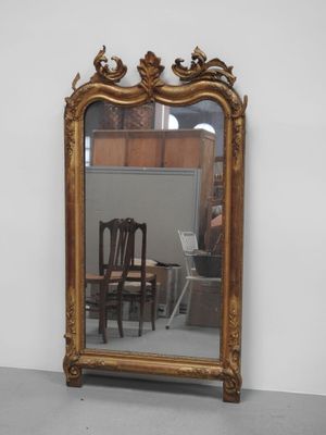 un miroir accroché au mur