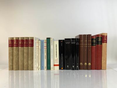 beaucoup de livres alignés sur une table