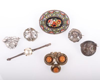 un grand nombre d'objets posés sur une table