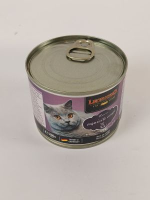 une boîte de nourriture pour chat posée sur une table