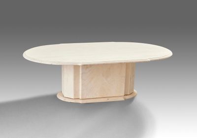 une table ovale en marbre avec un pied en forme de socle et un piètement en bois